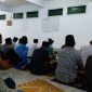 Jamaah Salat Tarawih di Masjid Pondok Pesantren Al-Qur'aniyah, Desa Dukuhjati, Kecamatan Krangkeng, Kabupaten Indramayu, Jawa Barat. (Kumparan)
