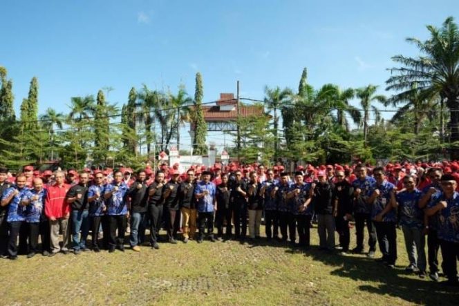 					Pelepasan ratusan mahasiswa KKN Unhas dilakukan langsung oleh Wakil Bupati Gowa, Abd Rauf Malaganni didampingi sejumlah pimpinan SKPD lingkup Pemkab Gowa serta camat, lurah dan kepala desa. (Berita.news/ACP). 