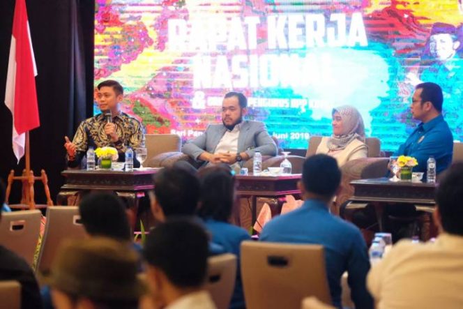 					Bupati Gowa, Adnan Purichta Ichsan (Kiri) saat menjadi narasumber di dalam sharing session tema 