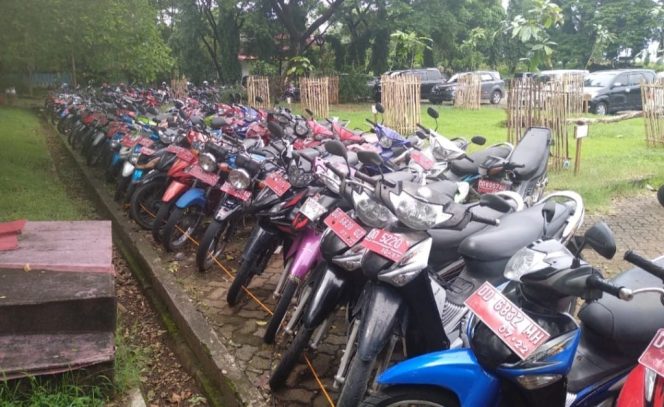 					Ratusan Kendaraan Dinas Pemprov yang akan di lelang terparkir di lapangan upacara kantor gubernur