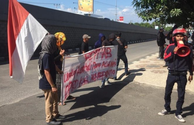 					Forum Pemuda dan Mahasiswa Bersatu (Fopmab) saat melakukan aksi di Kejati Sulselbar, Senin (17/6/2019)