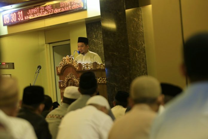 Pj Walikota Makassar Iqbal Suhaeb saat memberikan kultum di Masjid Sultan Alauddin Kompleks UMI.(Berita.news/Ratih Sardianti Rosi).