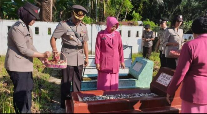 					HUT Bhayangkara ke-73, Kapolres Luwu Tabur bunga di TMP