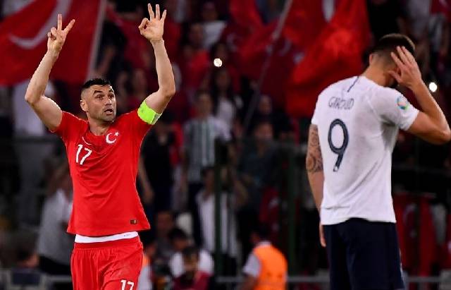 Pemain Timnas Turki, Burak Yilmaz (kiri) melakukan selebrasi usai gol melawan Prancis pada kualifikasi Euro 2020. (Foto: Getty Images via UEFA)