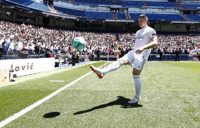 Luka Jovic menendang bola ke tribun Santiago Bernabeu saat diperkenalkan secara resmi sebagai pemain Real Madrid, Rabu (12/6/2019). (Foto: IST)