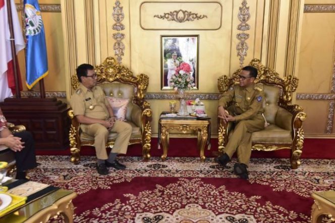 					Mantan Bupati Pinrang Andi Aslam Patonangi bersama Gubernur Sulsel Nurdin Abdullah.