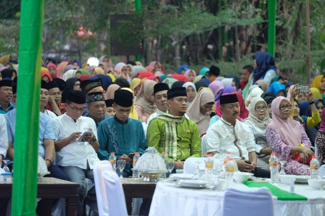 					Suasana buka puasa bersama Bupati Gowa yang dihadiri Sub PPKBD Kabupaten Gowa, Tim Dakwah Pemkab Gowa, Pendamping PKH, Komunitas TKSK, dan Komunitas Kotak (BERITA.NEWS/ACP)