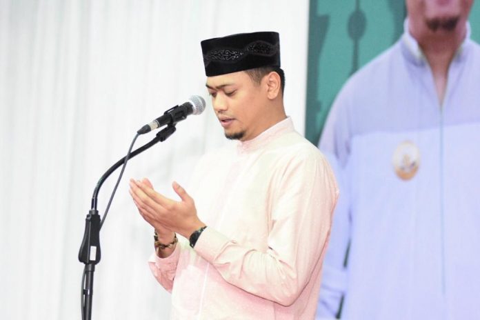 Bupati Gowa, Adnan Purichta Ichsan saat memimpin doa bersama untuk Almarhumah Any Yudhoyono, Sabtu (1/6/2019).(Berita.news/ACP)