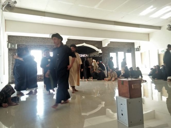 					Jemaah An-nazhir Gowa usai tunaikan sholat berjamaah, Minggu (2/6/2019).(Berita.news/ACP).