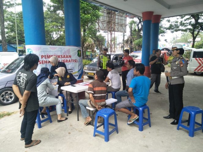					Suasana tes urine yang dilakukan Polres Gowa kepada sopir dan penumpang angkutan umum yang akan mudik di Terminal Cappa Bungaya Kelurahan Mangalli, Gowa, Senin (3/6/2019).(Berita.news/ACP) 