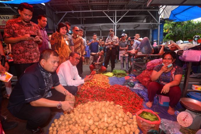 Gubernur Sulsel Nurdin Abdullah dan PJ Walikota Makassar saat tinjau pasar di Makassar.