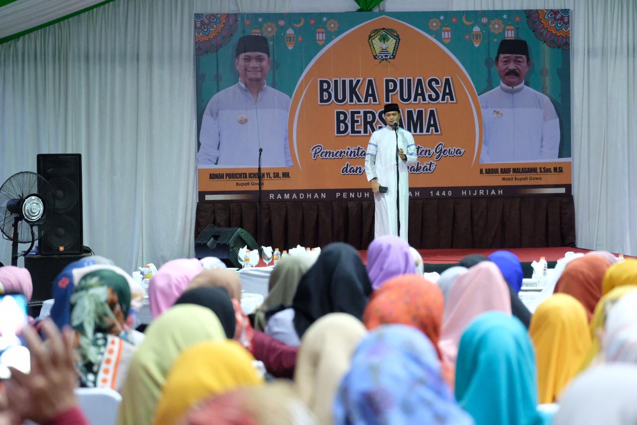 Bupati Gowa, Adnan Purichta Ichsan bersama ribuan masyarakat Gowa buka puasa bersama di Rumah Jabatan, Minggu (2/6/2019).(Berita.news/ACP)