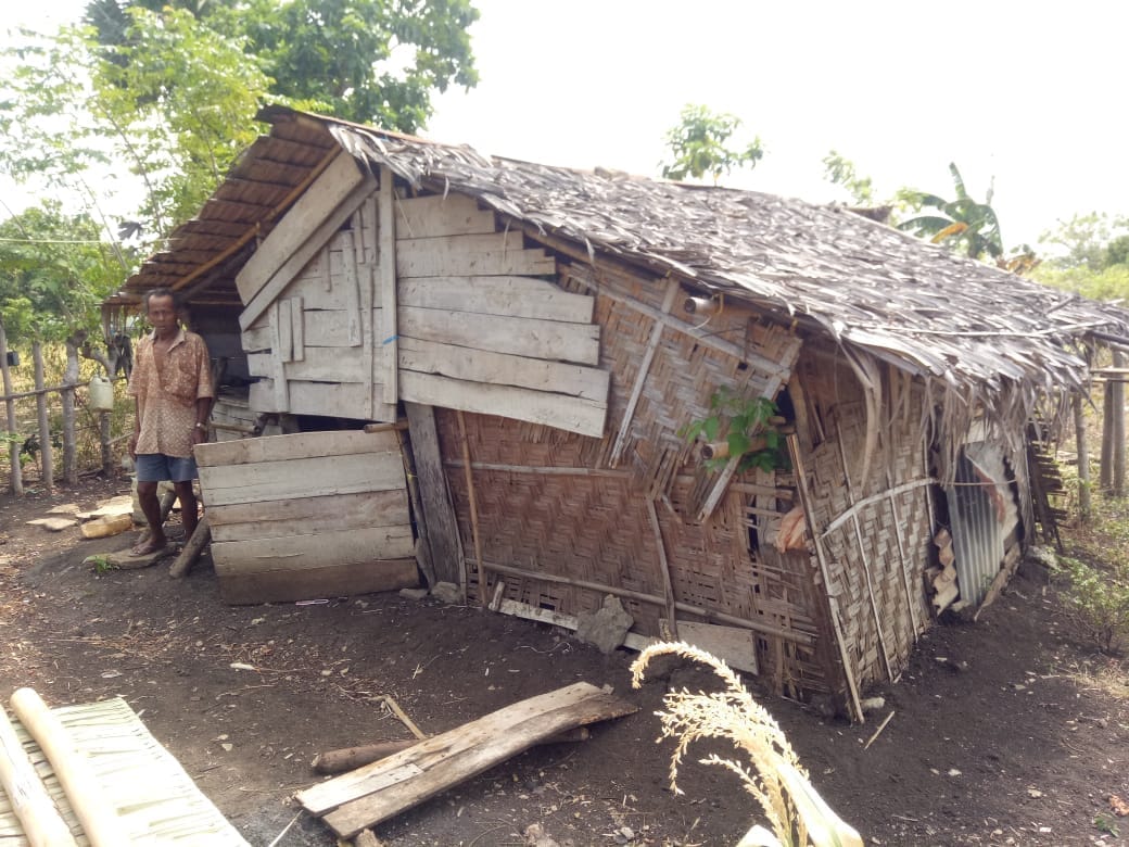 Kondisi rumah kakek Alle yang hidup sebatang kara di rumahnya yang berukuran minim di Dusun Pandala, Desa Laikang, Kecamatan Mangarabombang, Kabupaten Takalar, Selasa (4/6/2019).(Berita.news/Abdul Kadir).