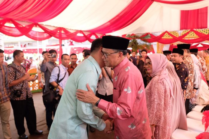 Bupati Gowa, Adnan Purichta Ichsan bersama Muspida Gowa saat silaturahmi ke Rumah Jabatan Gubernur Sulawesi Selatan, Kamis (6/6/2019).(Berita.news/ACP)