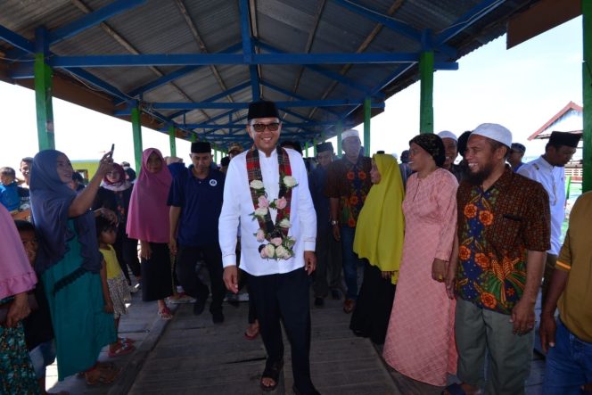 					Gubernur Sulsel Nurdin Abdullah dalam kunjungannya ke kecamatan pulau Sangkarrang. (BERITA.NEWS/KH)