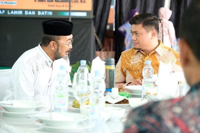 					Suasana hangat Bupati Gowa Adnan Purichta Ichsan bersama salah satu anggota Kerajaan Gowa, Andi Masualle Patta Ago saat open house di Rujab Bupati, Jumat (7/6/2019).(Berita.news/ACP) 
