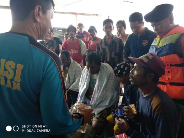 Korban yang tiba di pulau Batanglampe untuk dilakukan pemulihan dengan pemberian makan dan minum, Sabtu (8/6/2019).(Berita.news)