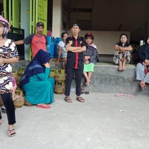 Sejumlah warga mengantri tabung gas 3 Kg di pangkalan LPG St. Aminah di Jalan Merpati, Bantaeng, Senin (10 /6/2019).(Berita.news/Fitriani Aulia Rizka)