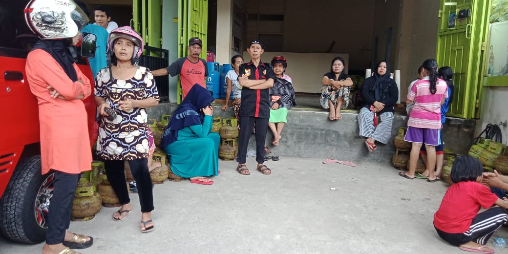 Sejumlah warga mengantri tabung gas 3 Kg di pangkalan LPG St. Aminah di Jalan Merpati, Bantaeng, Senin (10 /6/2019).(Berita.news/Fitriani Aulia Rizka)