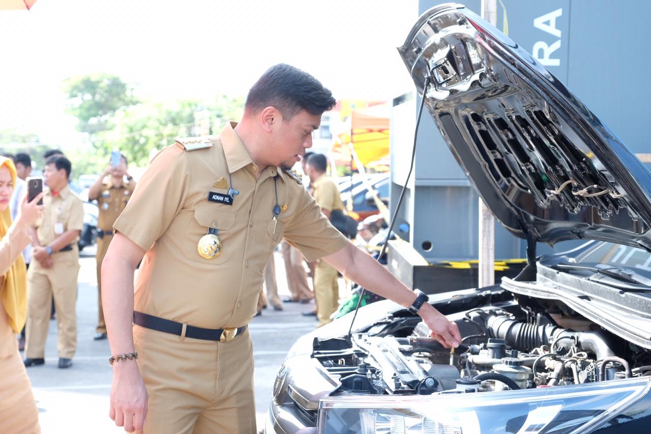 Bupati Gowa, Adnan Purichta Ichsan saat memeriksa 45 kendaraan dinas milik Pimpinan SKPD, Senin (10 /6/2019).(Berita.news/ACP)