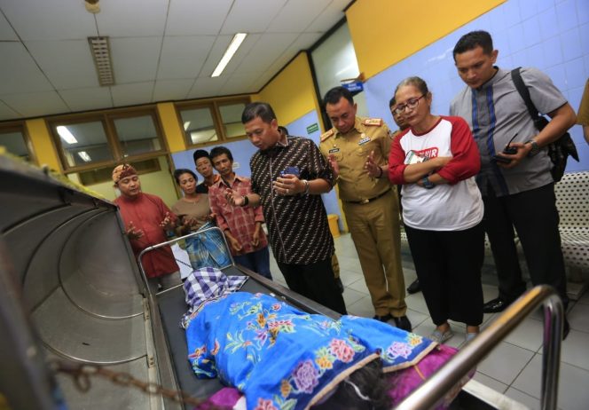 					Pj Wali Kota Makassar Dr M Iqbal S Suhaeb melayat ke Rumah Sakit Wahidin Sudirohusodo, pada Senin Malam (10/06/19).(Berita.news/Ratih Sardianti Rosi). 