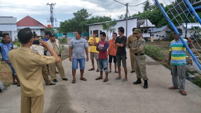 					Satuan tugas bangunan saat mengecek lokasi tambak yang tidak mempunyai IMB di Dusun Ujung Lau Desa Ujung Baju Kecamatan Sanrobone Kabupaten Takalar, Selasa (11/6/2019).(Berita.news/Abdul Kadir). 