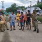 Satuan tugas bangunan saat mengecek lokasi tambak yang tidak mempunyai IMB di Dusun Ujung Lau Desa Ujung Baju Kecamatan Sanrobone Kabupaten Takalar, Selasa (11/6/2019).(Berita.news/Abdul Kadir).