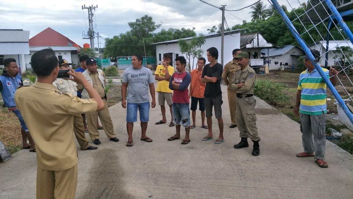 Satuan tugas bangunan saat mengecek lokasi tambak yang tidak mempunyai IMB di Dusun Ujung Lau Desa Ujung Baju Kecamatan Sanrobone Kabupaten Takalar, Selasa (11/6/2019).(Berita.news/Abdul Kadir).