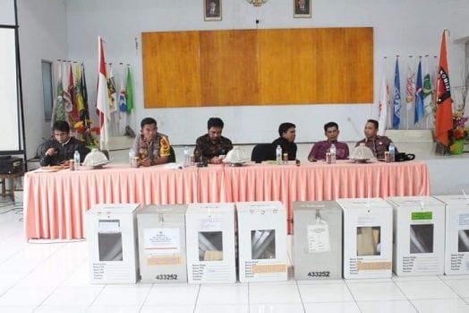 Persiapan alat bukti KPU Bantaeng, (BERITA.NEWS/Fitriani Aulia Rizka).