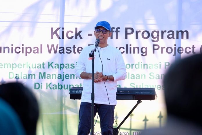 Sekretaris Daerah Kabupaten Gowa, Muchlis saat meresmikan pencanangan Municipal Waste Recycling Project (MWRP) pada Kick off Program MWRP