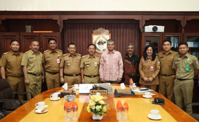 					Sekretaris Daerah kota Makassar M Ansar beserta jajaran Pemkot Makassar saat menyambut kunjungan Dubes India untuk Indonesia Pradeef Kumar Rawat didampingi Konjen India R.O Sunil Babu ke Balai Kota Makassar, Senin (24/6/19). 