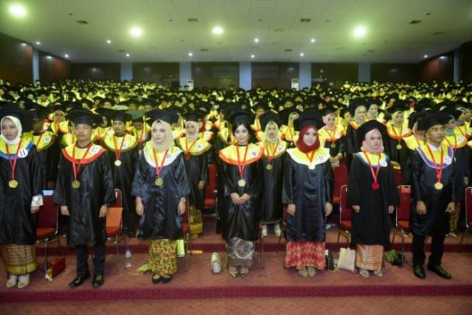 					Wisuda Sarjana, Magister, Doktor, Spesialis dan Profesi periode IV Universitas Hasanuddin di Baruga A.P. Pettarani Unhas, Selasa (25/6/19).