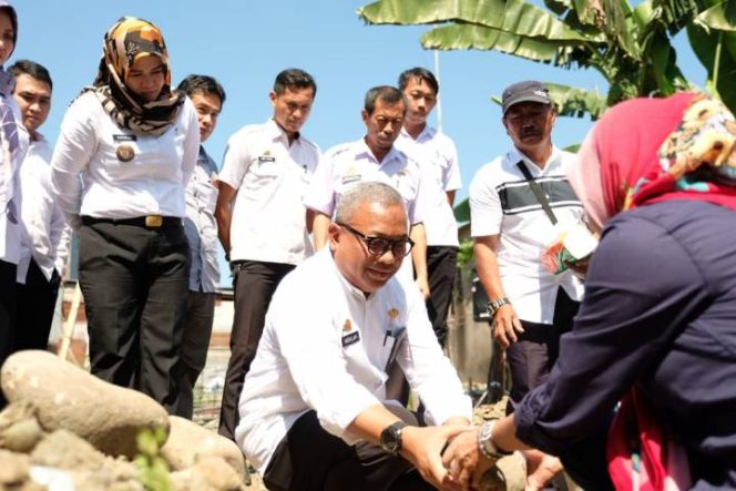 					Peletakan batu pertama pembangunan KotaKu di Jalan Pallantikang, Kelurahan Katangka, Somba Opu, Gowa oleh Kepala Dinas Perkimtan, Abdullah Sirajuddin. (Berita.news/ACP). 