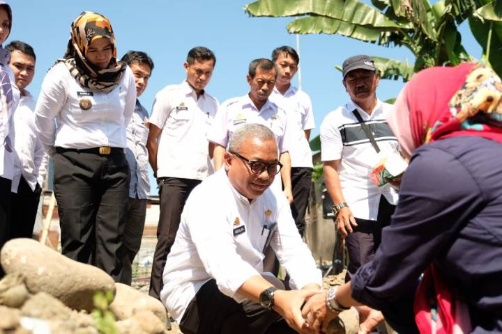 Peletakan batu pertama pembangunan KotaKu di Jalan Pallantikang, Kelurahan Katangka, Somba Opu, Gowa oleh Kepala Dinas Perkimtan, Abdullah Sirajuddin. (Berita.news/ACP).