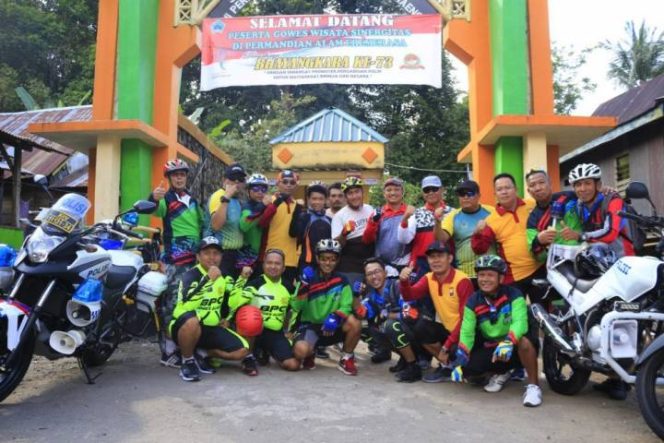 					Beberapa peserta gowes sinergitas berpose di depan titik start eremerasa. (Berita.news/Fitriani Aulia Rizka). 