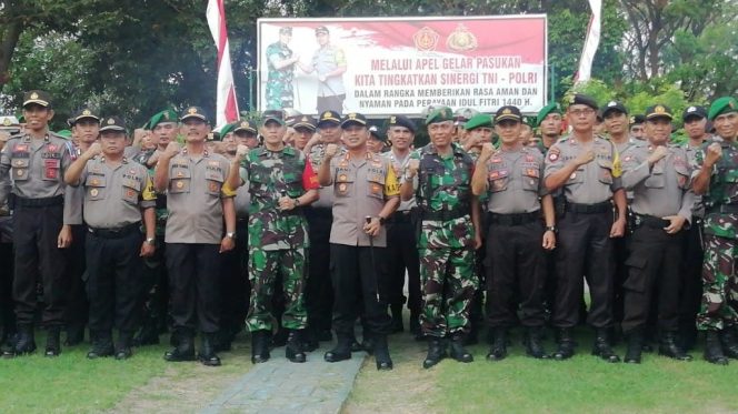 					Foto bersama Dandim 1426 Takalar Letkol Inf Ilham Yunus dan Kapolres Takalar AKBP Gany Alamsyah Hatta usai Apel Pasukan pengamanan takbiran dan lebaran Idul Fitri 1440 Hijriah, Selasa (4/6/2019).(Berita.news/Abdul Kadir).
