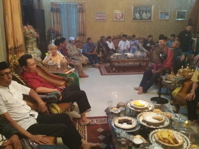 					Pertemuan adat yang berlangsung di Kediaman Andi Baso Mahmud Karaeng Tumailalang Lolo, Jalan Basoi Daeng Bunga Sungguminasa. (Berita.News/ACP)