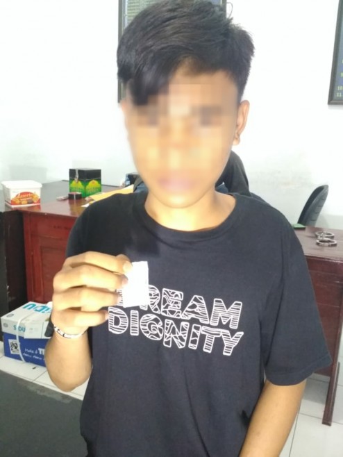 pelaku warga Makassar yang menjadi kurir yang ditangkap tim Drug's Hunter Polres Takalar, Rabu (19/6/2019).(Berita.news/Abdul kadir)