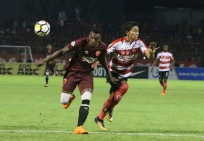 					Psm Makassar melawan Madura United. (Int)