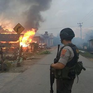 Sekitar 87 rumah warga Desa Gunung Jaya, Kecamatan Siotapina, Kabupaten Buton, Sulawesi Tenggara, dibakar sekelompok pemuda dari desa tetangganya, Desa Sampuabalo. Rabu (5/6/2019). (Foto : Kompas.com/DEFRIATNO NEKE)