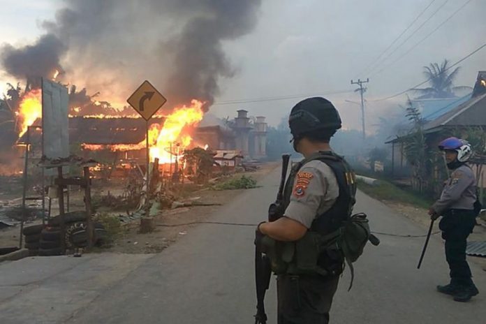 Sekitar 87 rumah warga Desa Gunung Jaya, Kecamatan Siotapina, Kabupaten Buton, Sulawesi Tenggara, dibakar sekelompok pemuda dari desa tetangganya, Desa Sampuabalo. Rabu (5/6/2019). (Foto : Kompas.com/DEFRIATNO NEKE)