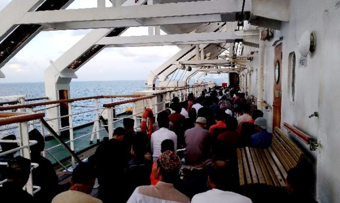 					Suasana Shalat Idul FItri di Atas KM Ciremai. (Foto : Tempo.co/Dwi Arjanto)