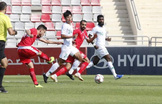 Pemain Timnas Yordania (baju merah) menendang bola ke arah gawang Timnas Indonesia pada pertandingan FIFA Match Day, di Stadion King Abdullah II, Amman, Yordania, Selasa (11/6/2019). (Foto: PSSI)