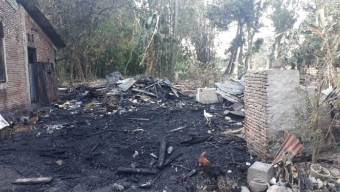 					Puing - puing bangunan sisa kebaran di Desa Salajo, Kabupaten Gowa, Sabtu (26/6/2019). (Berita.News/Ist)