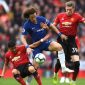 Bek Chelsea, David Luiz (tengah) berebut bola dengan dua pemain Manchester United di pertandingan Liga Premier Inggris 2018/2019. (Foto: Getty Images)