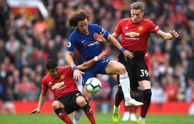 Bek Chelsea, David Luiz (tengah) berebut bola dengan dua pemain Manchester United di pertandingan Liga Premier Inggris 2018/2019. (Foto: Getty Images)