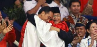 Presiden Joko Widodo (kiri) diapit oleh atlet Pencak Silat Hanifan Yudani (tengah) dan Prabowo Subianto saling merangkul saat Asian Games 2018. (Antara Foto)