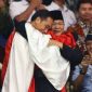 Presiden Joko Widodo (kiri) diapit oleh atlet Pencak Silat Hanifan Yudani (tengah) dan Prabowo Subianto saling merangkul saat Asian Games 2018. (Antara Foto)