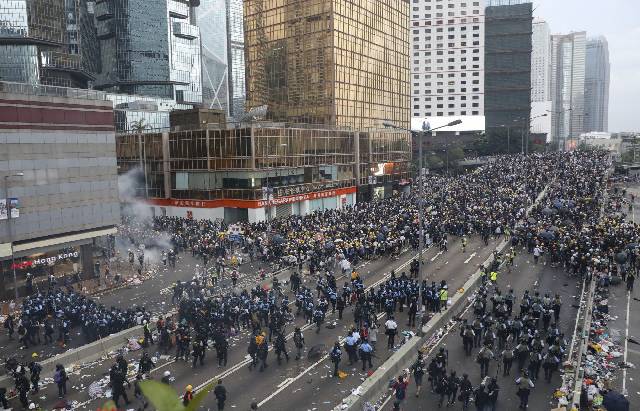 Puluhan ribu warga Hong Kong turun ke jalan pada Rabu (12/6/2019) untuk menolak Rancangan Undang-undang Ekstradisi. (Foto: SCMP)