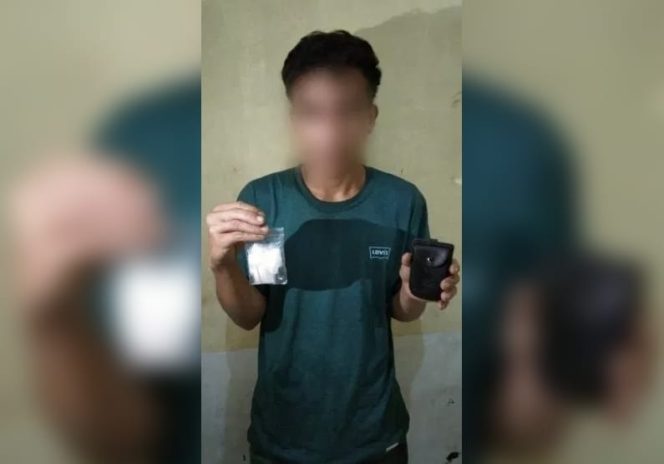 					tersangka RL dan barang bukti, Selasa (18/6/2091).(Berita.news/Fitriani Aulia Rizka)